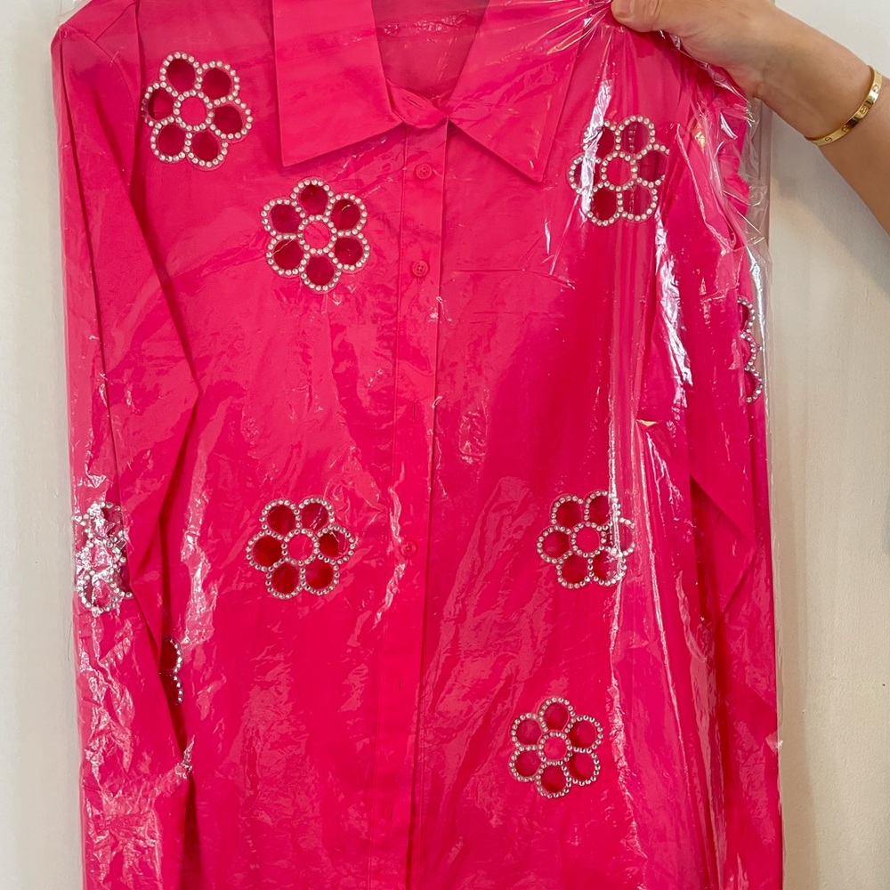 Alice + Olivia FINELY FLOWER EMBELLISHED BUTTON DOWN